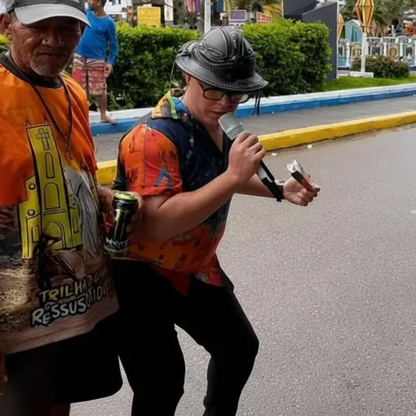 Chaveirinho abordando um homem na rua com microfone em mãos durante uma ativação