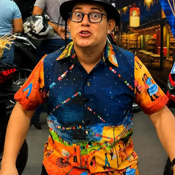 Chaveirinho de camisa junina entre motos em uma concessionária durante uma apresentação de loja