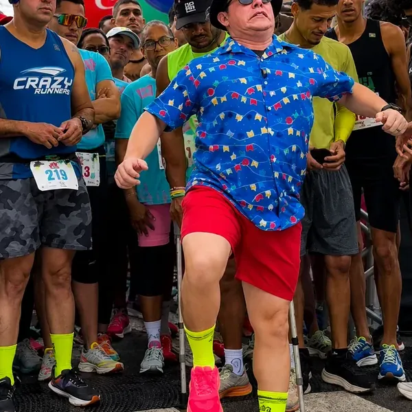 Chaveirinho de camisa junina azul aquecendo na largada de uma corrida de rua